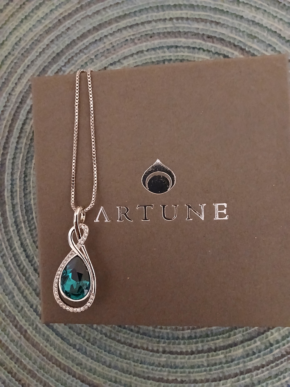 ARTUNE EMERALD SWAROVSKI CRYSTAL TEAR DROP WHITE RHODIUM PLATED NECKLACE